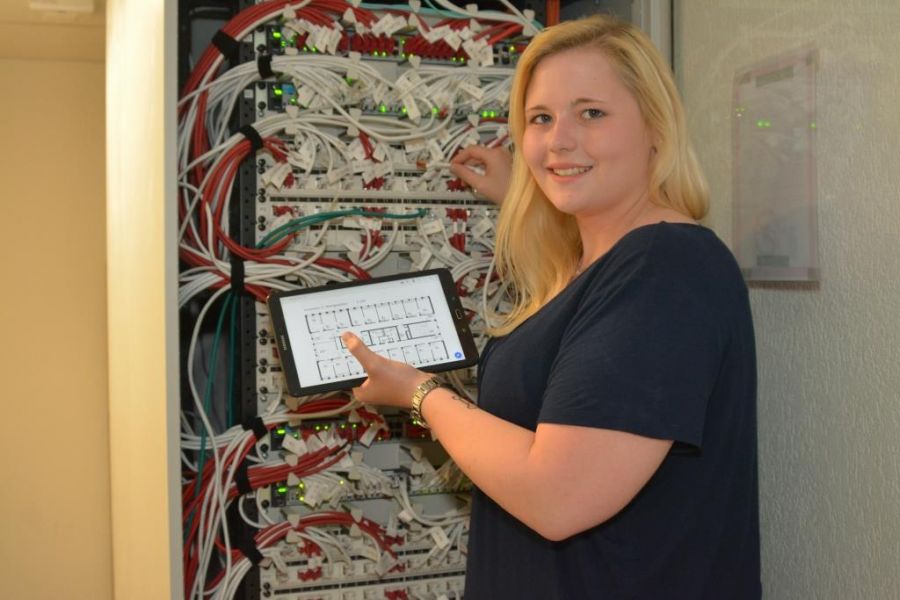Schon jetzt ist Informatik Teil der Ausbildung von Franziska Schnitzmeier beim Kreis Paderborn. Denn die Digitalisierung hat längst auch in den Verwaltungen Einzug gehalten. Künftig werden verstärkt Verwaltungskräfte gebraucht, die auch in der IT zu Hause sind.  Bildnachweis: Amt für Presse- und Öffentlichkeitsarbeit, Kreis Paderborn, Meike Delang
